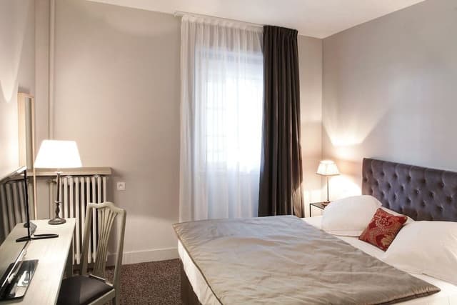 Comfort Room, 1 Queen Bed, Courtyard View
