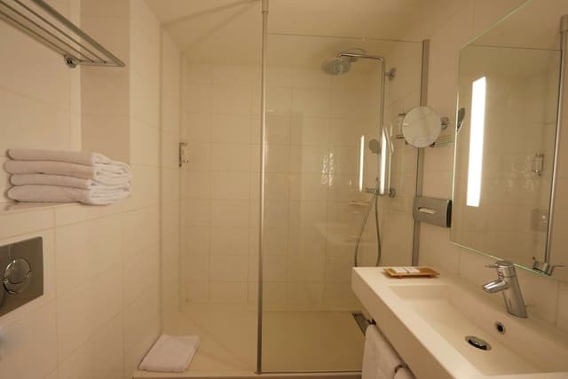 Comfort Room, 1 Queen Bed, Courtyard View