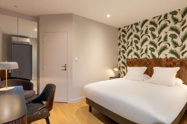 Comfort Room, 1 Queen Bed, Courtyard View