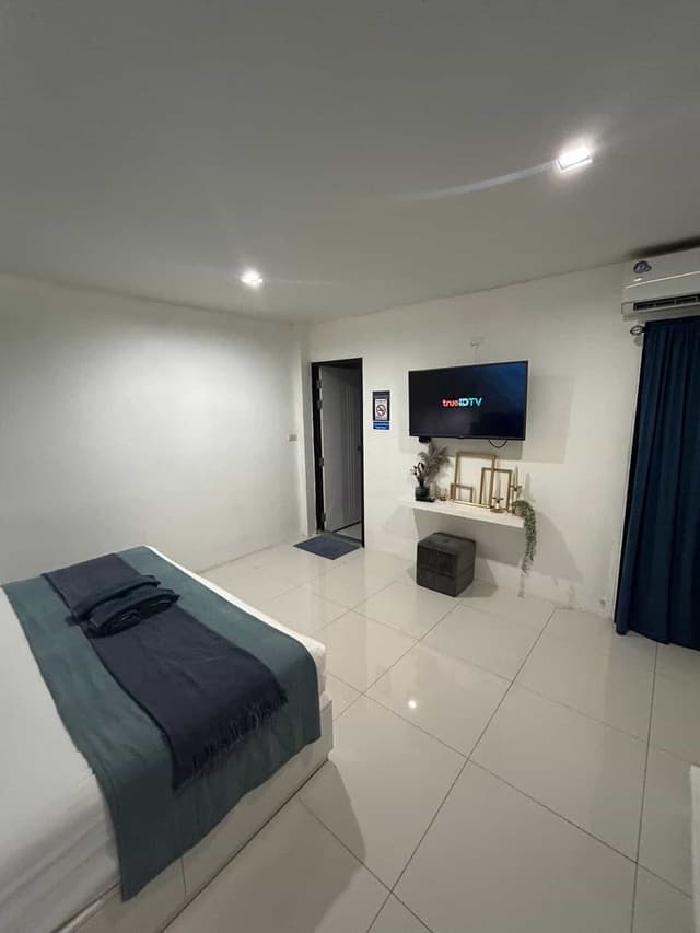 QUEEN BED (Building 1)