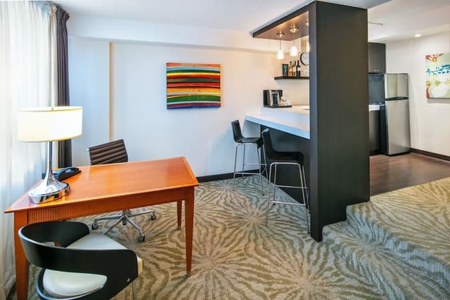 Deluxe One Bedroom Suite, Full Kitchen