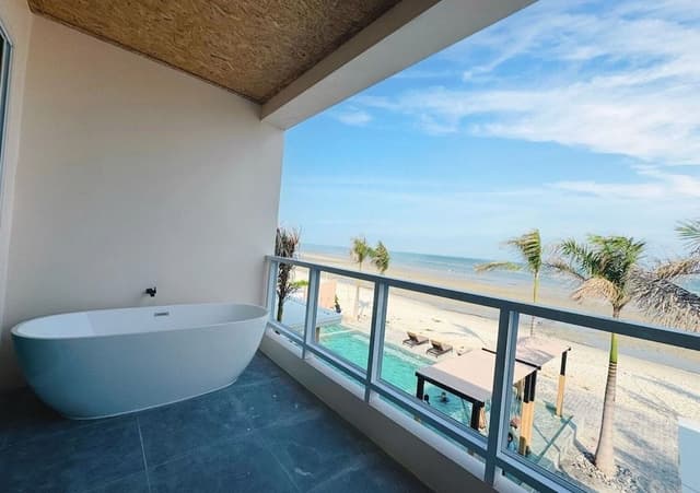 Seaview Beach Club with Bathtub