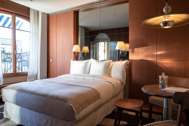 Deluxe City Room
