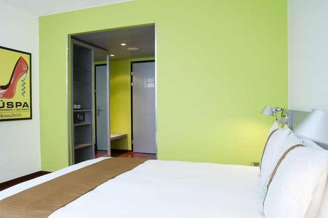 Standard Room, 1 King Bed, Courtyard View