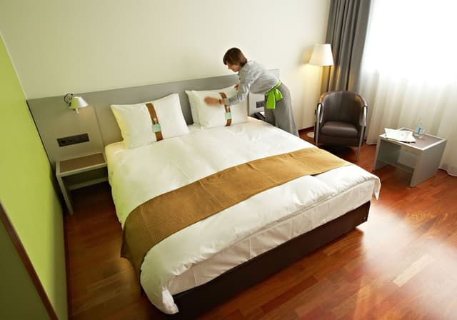 Standard Room, 1 King Bed, Courtyard View