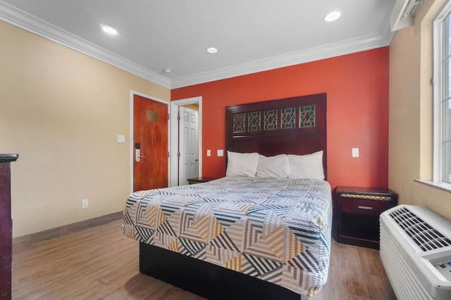 Standard Room, 1 Queen Bed, Mobility Accessible, Non Smoking
