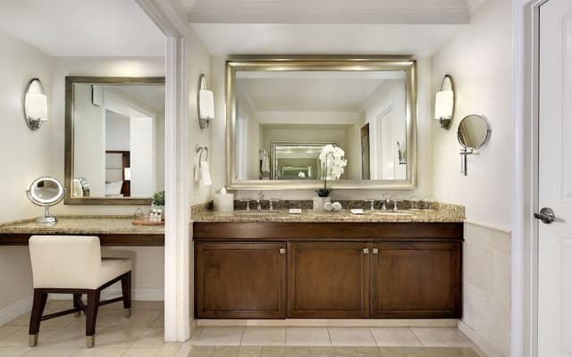Suite, 1 King Bed, Bay View