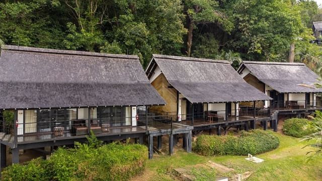Riani Deluxe Beachfront