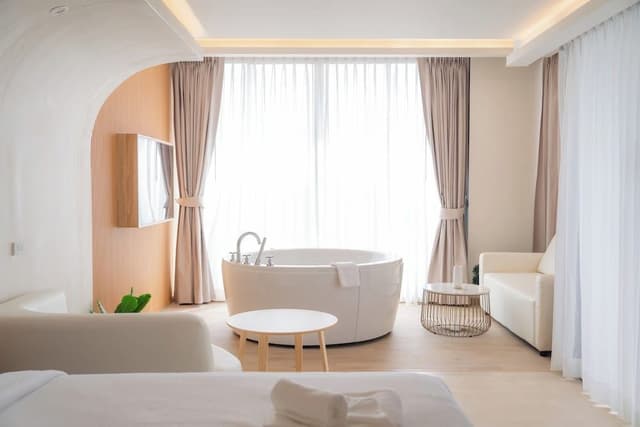 Royal Room, Bathtub, Mountain View