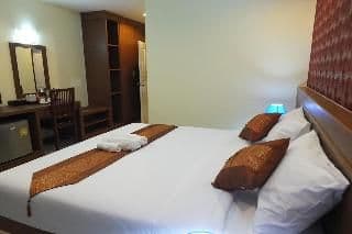 DOUBLE DELUXE KING BED