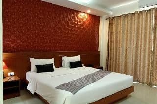 DOUBLE DELUXE KING BED