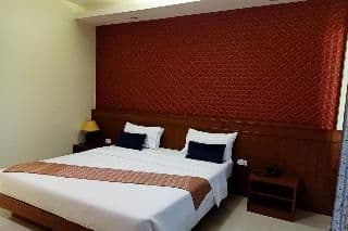 DOUBLE DELUXE KING BED