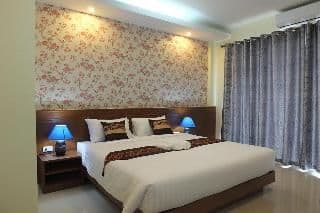 DOUBLE DELUXE KING BED