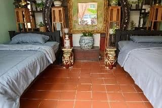 TWIN WITH SHARED BATHROOM
