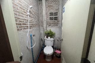 TWIN WITH SHARED BATHROOM