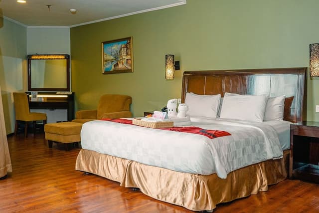 Junior Suite, 1 King Bed, Non Smoking, Bathtub