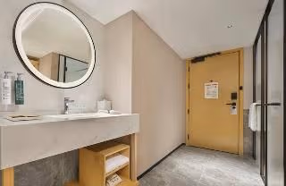 DOUBLE GUEST ROOM KING BED