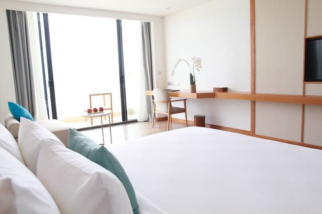 Grand Suite, 2 Bedrooms, Balcony, Ocean View ( Daily Laundry Inclusive)
