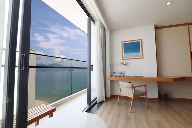 Premier Suite, 1 King Bed, Balcony, Partial Sea View