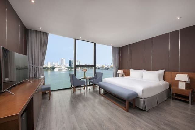 Grand Double Room, 1 King Bed, Non Smoking, Bathtub