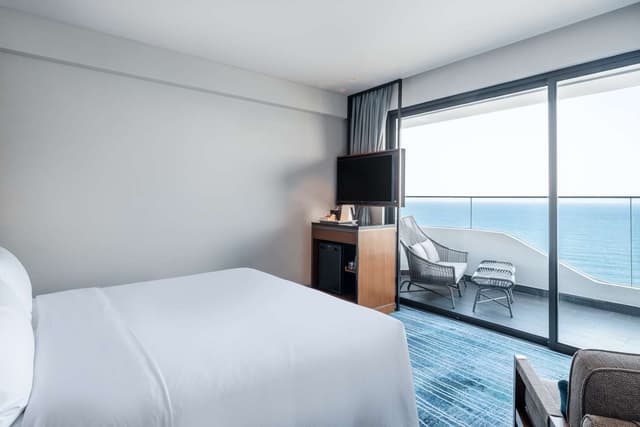 KING DELUXE CORNER ROOM OCEAN VIEW W/BALCONY