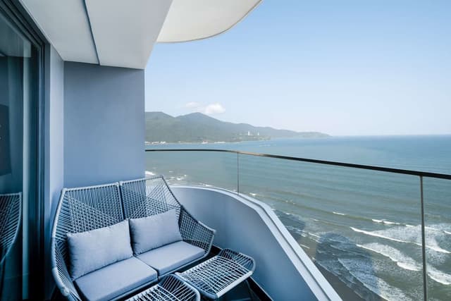 KING DELUXE CORNER ROOM OCEAN VIEW W/BALCONY