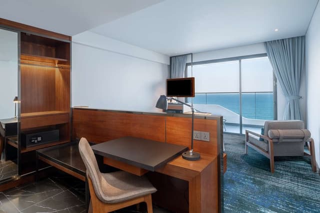 KING DELUXE CORNER ROOM OCEAN VIEW W/BALCONY