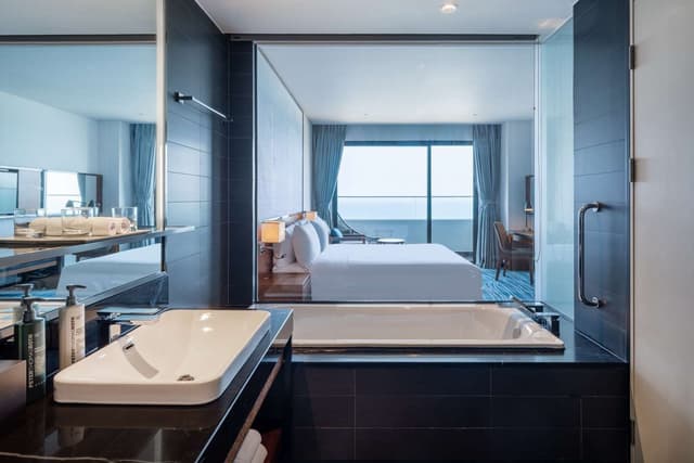 KING DELUXE ROOM OCEAN VIEW WITH BALCONY