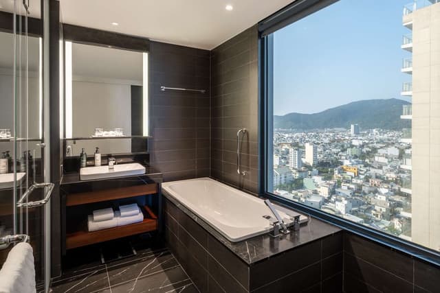 KING DELUXE CORNER ROOM OCEAN VIEW W/BALCONY