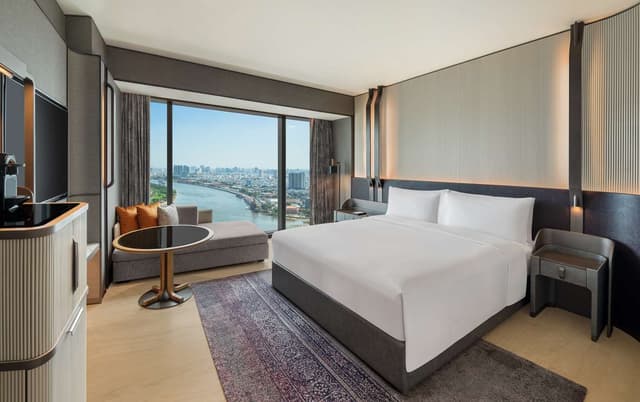 KING EXECUTIVE ROOM