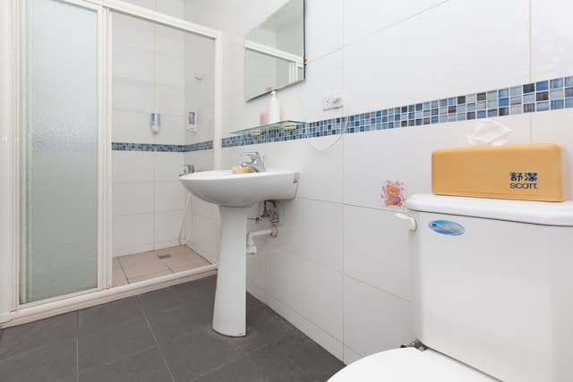 Junior Room, 1 Queen Bed, Shared Bathroom