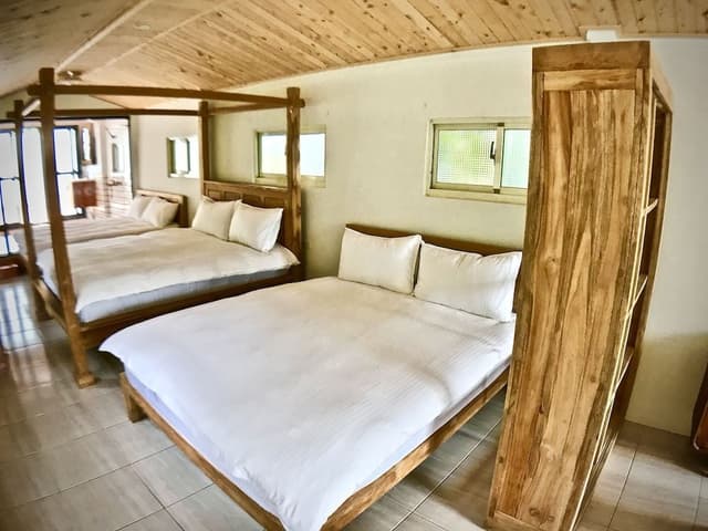 Family Cabin (101)