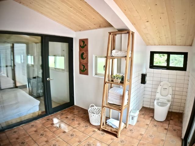 Family Cabin (101)