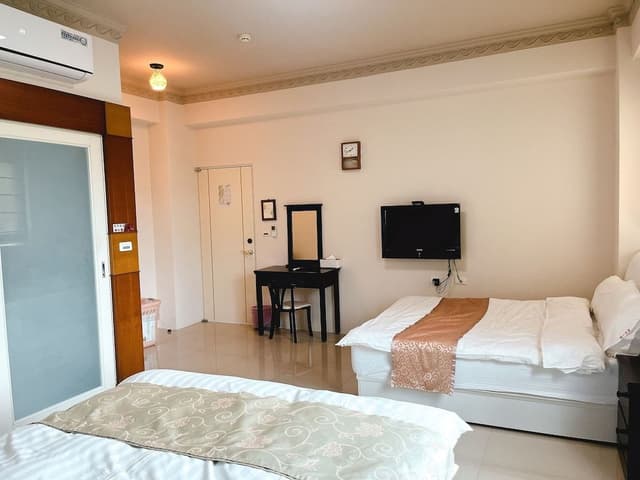 Family Quadruple Room(Accept extra 1 person, charge TWD500 at front desk)