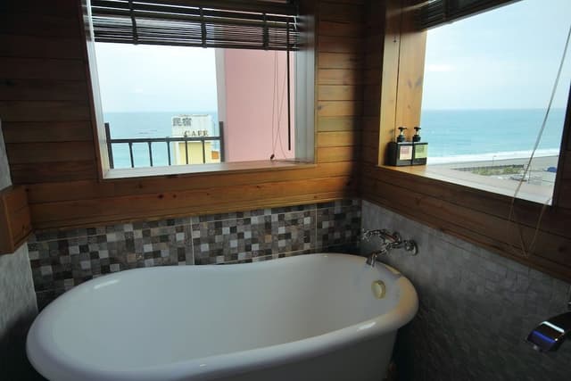 Honeymoon Suite