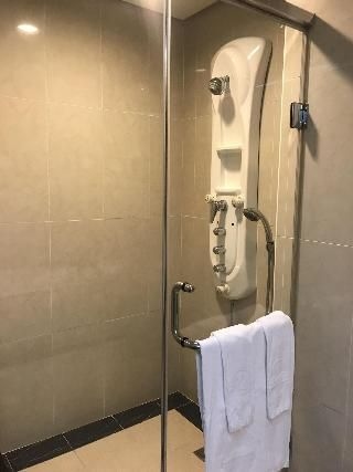 จิน ลอน เลค โมเตล (Gin Lon Lake Motel)1