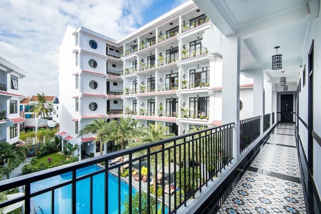 Deluxe Room, 1 King Bed, Balcony, City View