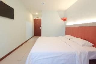 DOUBLE DELUXE KING BED