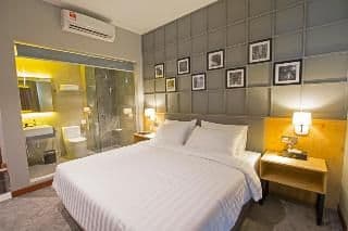 DOUBLE DELUXE KING BED