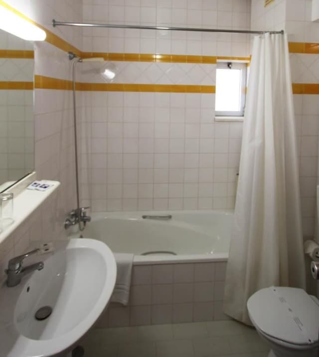 Twin Room with Partial Sea View