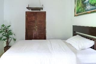 FAMILY ROOM QUEEN SIZE BED