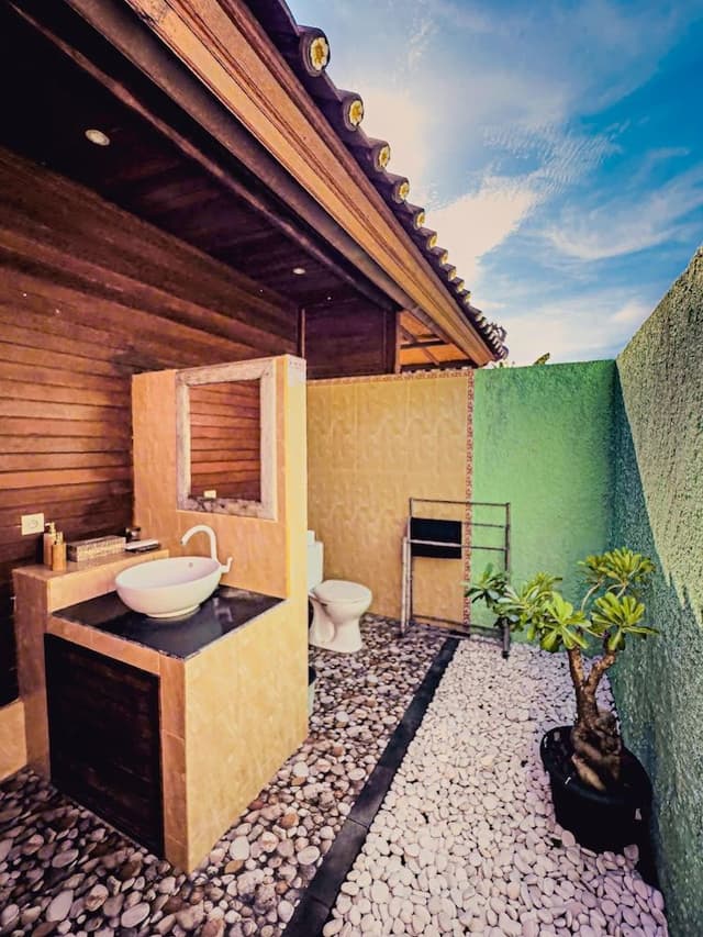 Deluxe Double Room, 1 King Bed, Balcony, Garden View