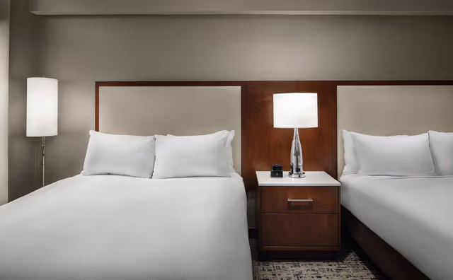 2 QUEEN BEDS