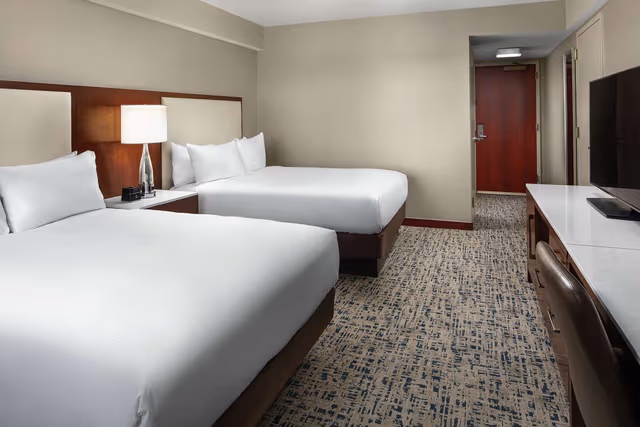 2 QUEEN BEDS