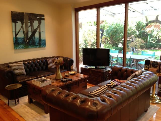 Bishop's Garden Suite - 82 Molesworth Street