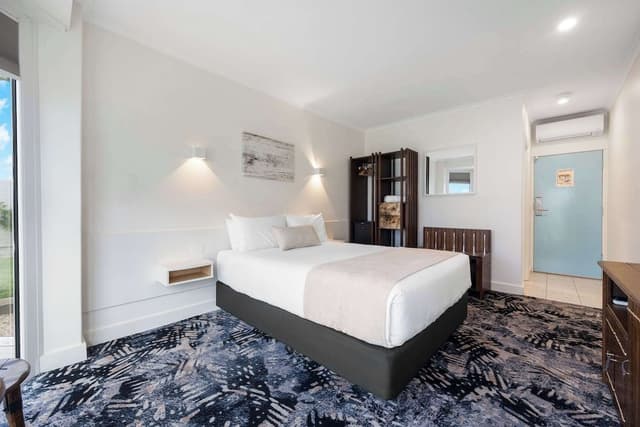 Deluxe Room, 1 Queen Bed, Garden View