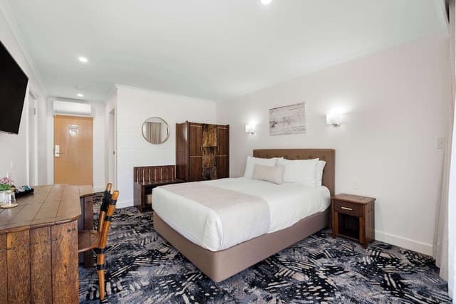 Deluxe Room, 1 Queen Bed, Garden View