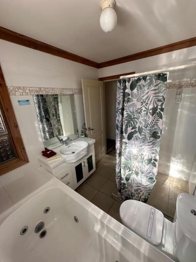 Deluxe Room, 1 King Bed, Jetted Tub, Garden View