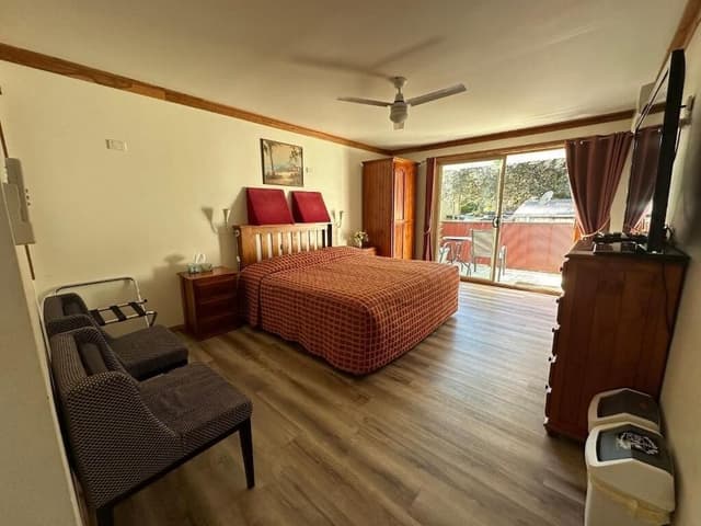 Deluxe Room, 1 King Bed, Jetted Tub, Garden View
