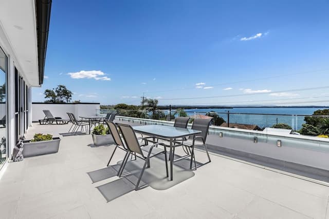 Deluxe Queen Penthouse